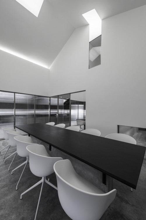 會(huì)議室作為會(huì)客、淺談等多功能區(qū)域，在設(shè)計(jì)方面一點(diǎn)也不